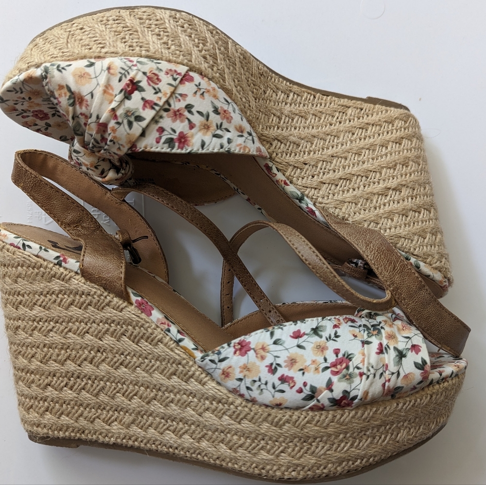 ✨NWOT✨ Floral Espadrille Wedge - WM10